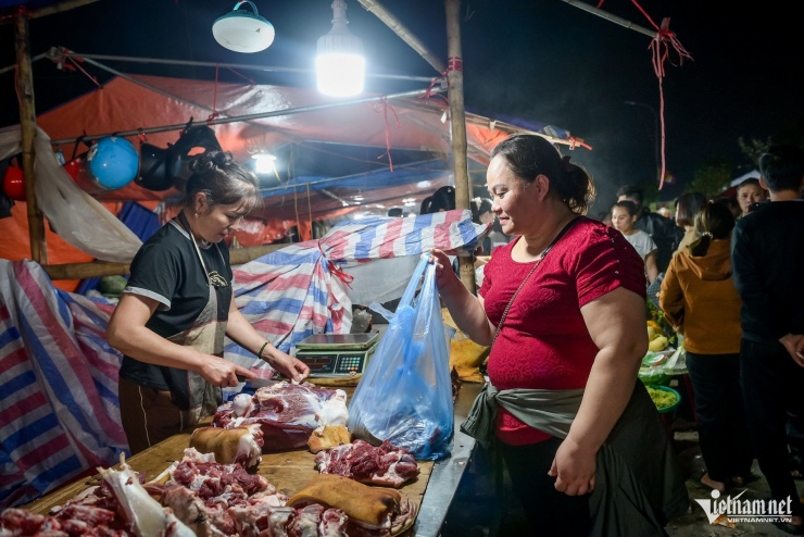 Món đỏ đầu năm hút khách tại chợ Viềng Ninh Bình, chưa kịp mua đã cháy hàng 5 Món ‘đỏ’ đầu năm hút khách tại chợ Viềng Ninh Bình, chưa kịp mua đã 'cháy hàng' - 5