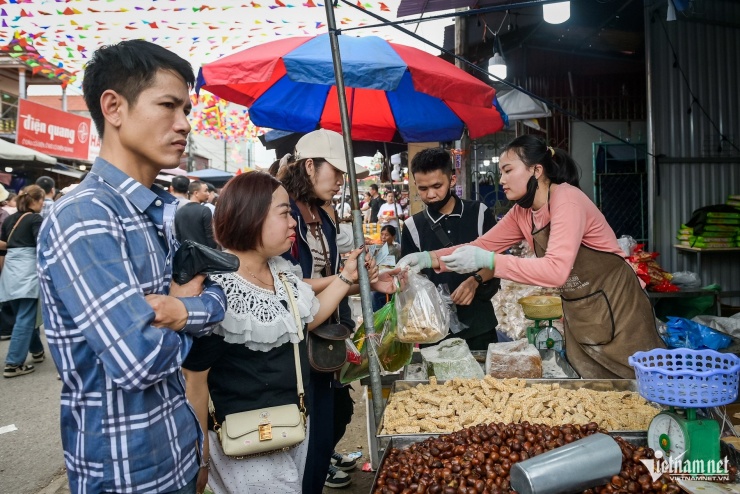 Món đỏ đầu năm hút khách tại chợ Viềng Ninh Bình, chưa kịp mua đã cháy hàng 6 Món ‘đỏ’ đầu năm hút khách tại chợ Viềng Ninh Bình, chưa kịp mua đã 'cháy hàng' - 6