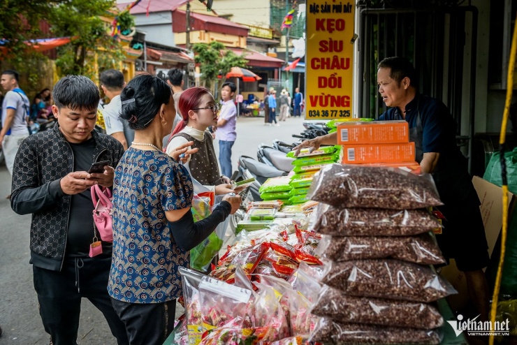 Món đỏ đầu năm hút khách tại chợ Viềng Ninh Bình, chưa kịp mua đã cháy hàng 7 Món ‘đỏ’ đầu năm hút khách tại chợ Viềng Ninh Bình, chưa kịp mua đã 'cháy hàng' - 9