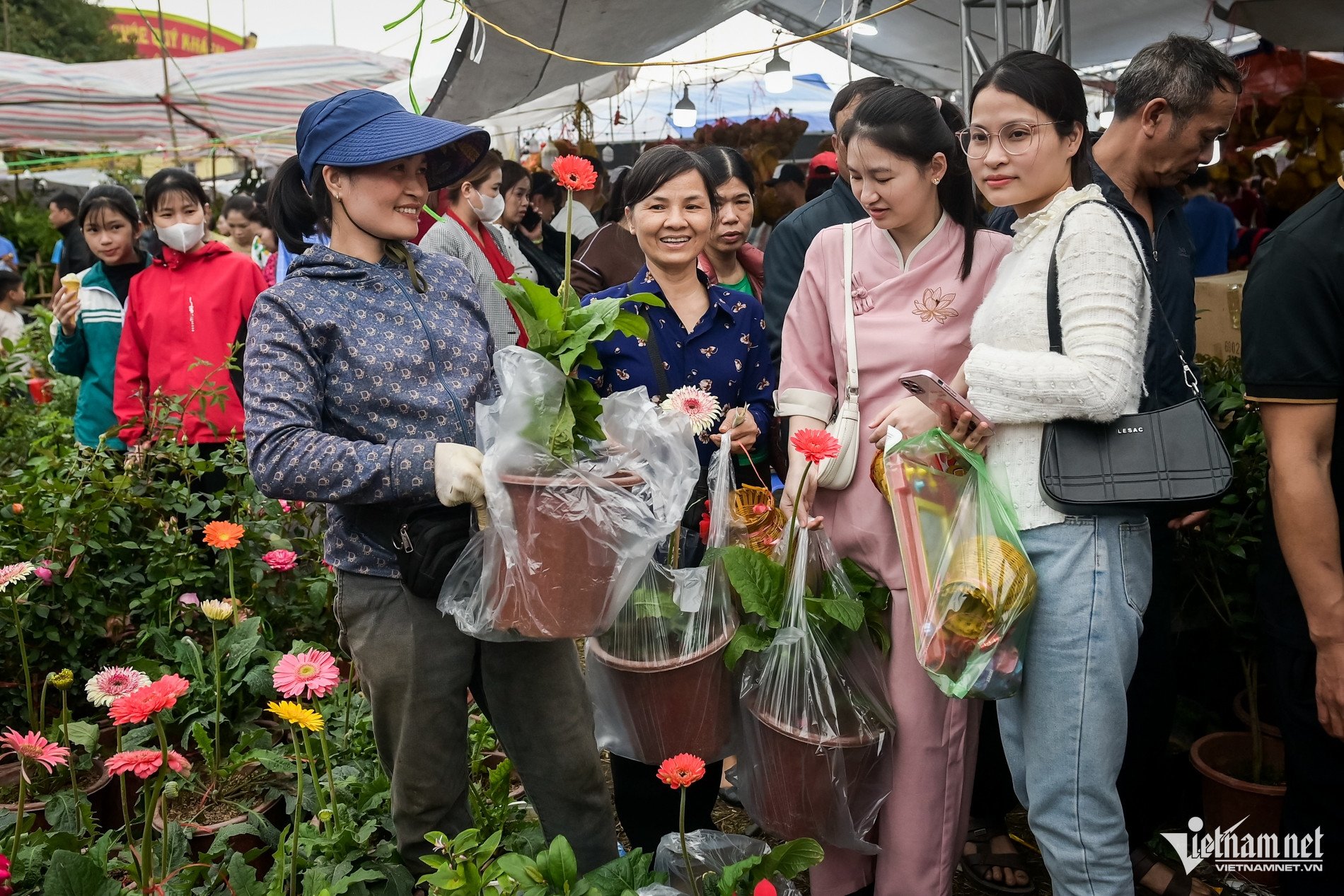 Bên cạnh thực phẩm, các gian hàng bán nơm, đó, cuốc xẻng, cùng các loại cây giống, cây cảnh nhỏ cũng đắt khách.