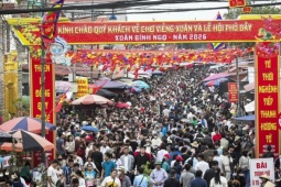 Hàng vạn người đổ về chợ Viềng mua bán cầu may