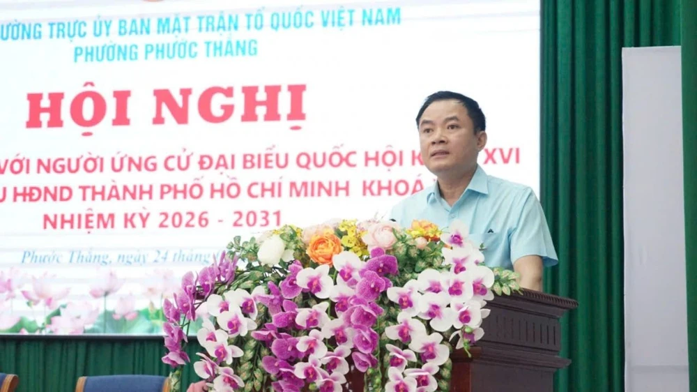 Ông Lê Ngọc Sơn, Bí thư Đảng ủy, Chủ tịch Hội đồng thành viên Tập đoàn Công nghiệp - Năng lượng quốc gia Việt Nam phát biểu về chương trình hành động tại hội nghị tiếp xúc cử tri. Ảnh: HT tiep-xuc-cu-tri-h3.jpg