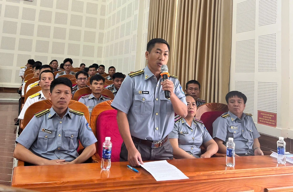 Cử tri phát biểu ý kiến tại hội nghị. Ảnh: TG tiep-xuc-cu-tri-h2.jpg