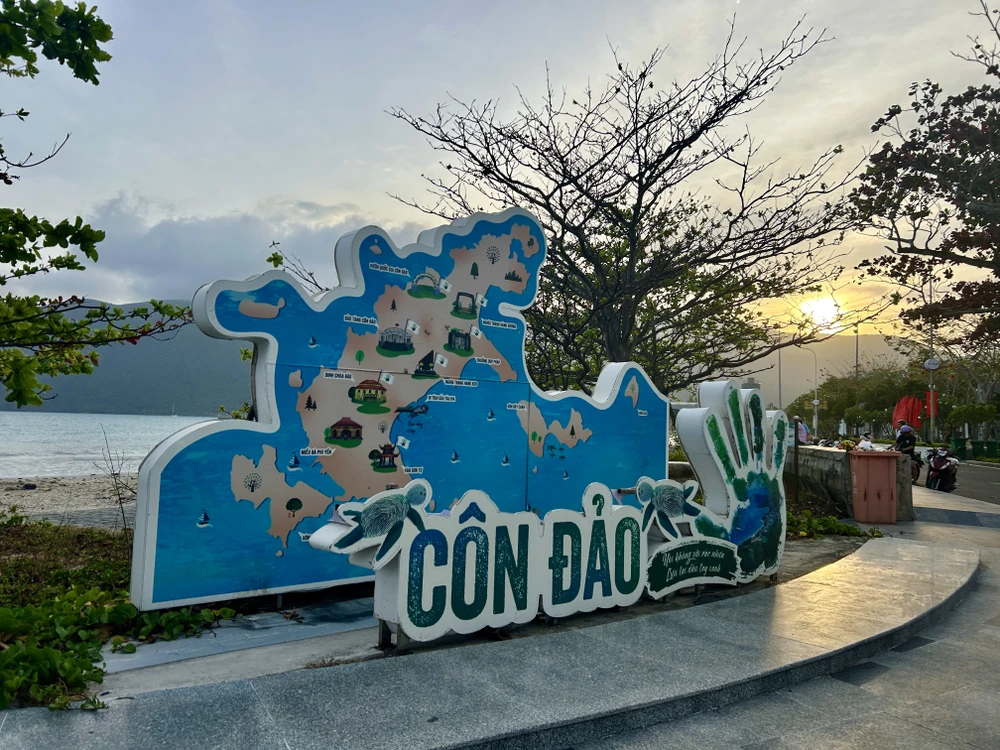 Côn Đảo vẫn giữ cho mình một màu xanh, không chỉ trong tán cây, mặt biển, mà còn trong cả cách người ta ứng xử với mảnh đất này côn đảo,xanh hoá,nghĩa trang liệt sĩ hàng dương,võ thị sáu,cảng trần đề