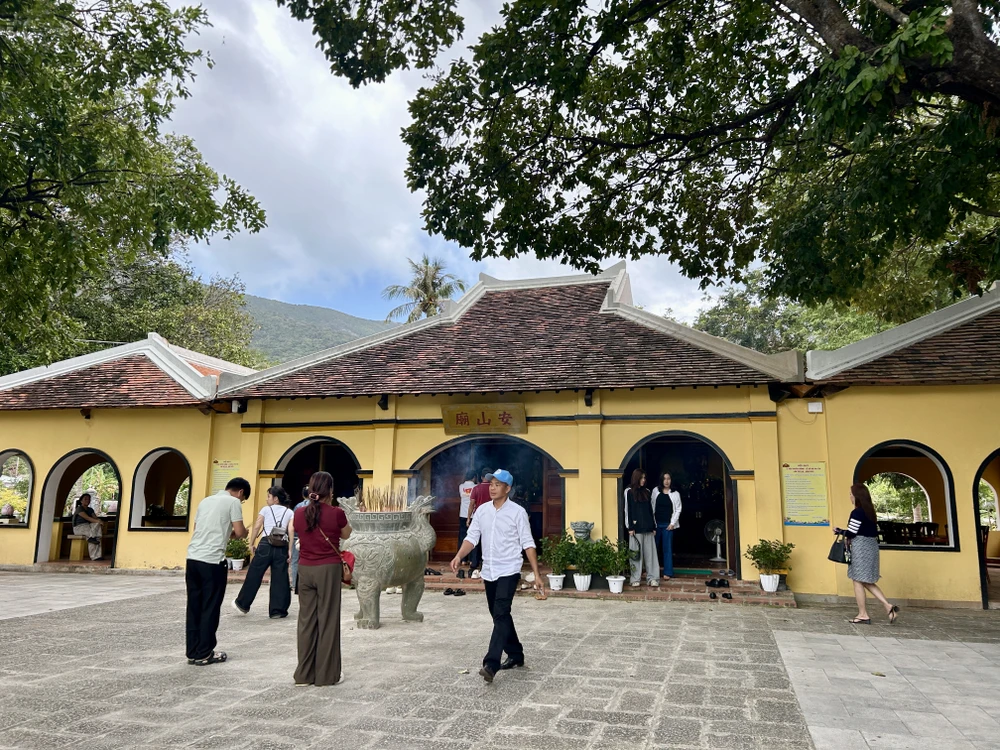 Tại các di tích cũng “Nói không với cúng đốt hàng mã”. côn đảo,xanh hoá,nghĩa trang liệt sĩ hàng dương,võ thị sáu,cảng trần đề