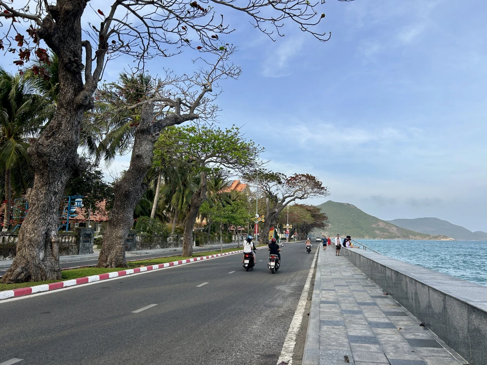 Dọc con đường ven biển, màu xanh hiện ra ở khắp nơi, bãi biển sạch, hàng cây được chăm sóc cẩn thận côn đảo,xanh hoá,nghĩa trang liệt sĩ hàng dương,võ thị sáu,cảng trần đề