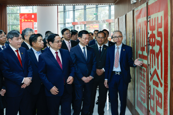 Thủ tướng tham quan không gian trưng bày về Hán Nôm tại Viện Hàn lâm Khoa học xã hội Việt Nam, sáng 24/2. Ảnh: Nhật Bắc