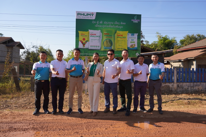 Đoàn công tác tại vùng trồng mía Attapeu. Ảnh: Phú Mỹ