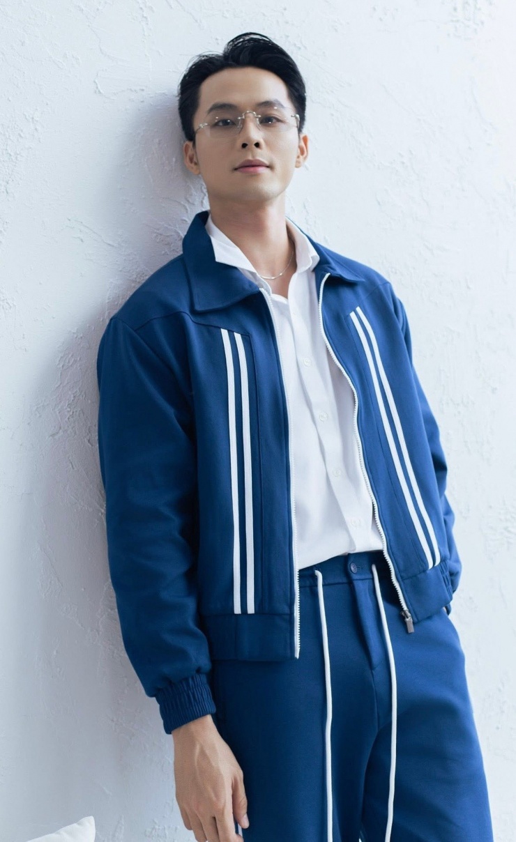 Á vương Manhunt International sau một năm 3 Á vương Vũ Linh đắt show thời trang, được chọn làm gương mặt đại diện cho một số nhãn hàng.