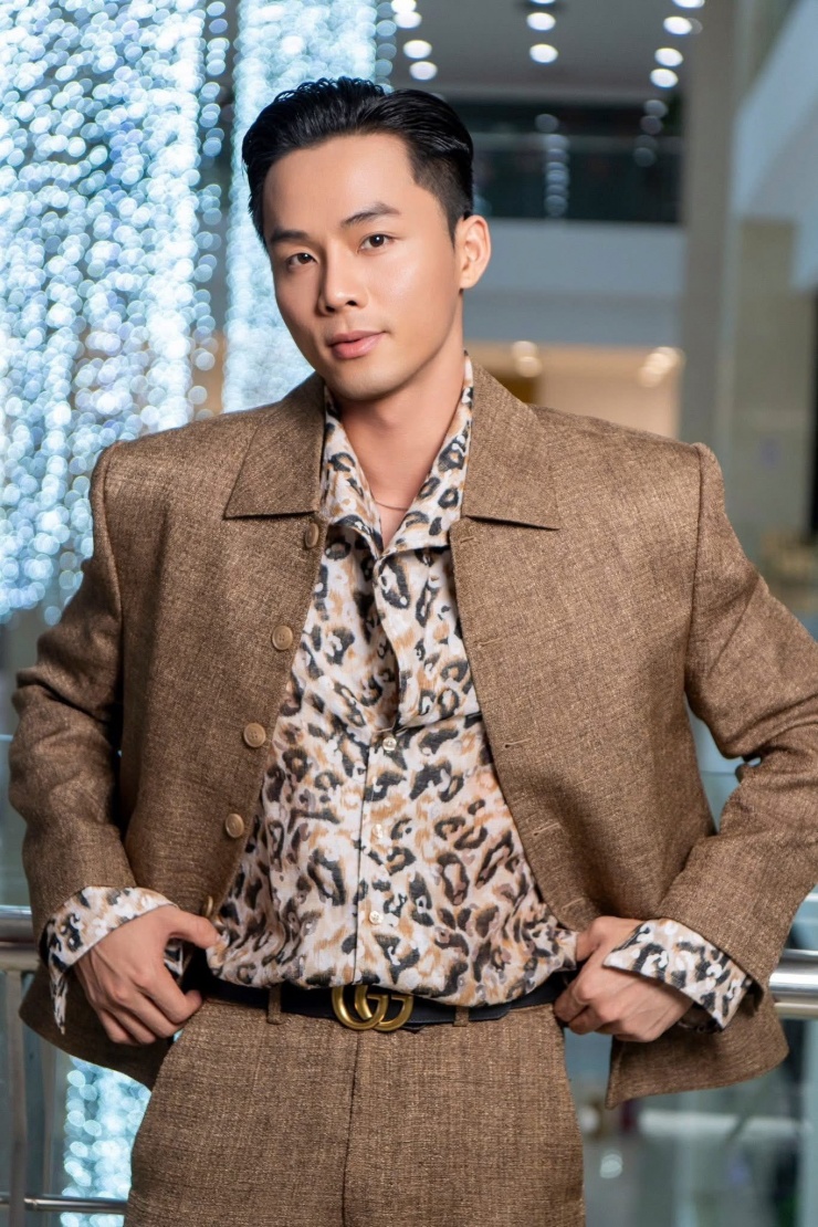 Á vương Manhunt International sau một năm 4 Nhắc lại cột mốc quốc tế, Vũ Linh nói: “Danh hiệu chỉ là cánh cửa và giá trị là cách mình bước qua cánh cửa đó như thế nào”. Á vương Manhunt International cho rằng sau cuộc thi, điều quan trọng là cách duy trì phong độ và xây dựng hình ảnh dài hạn.