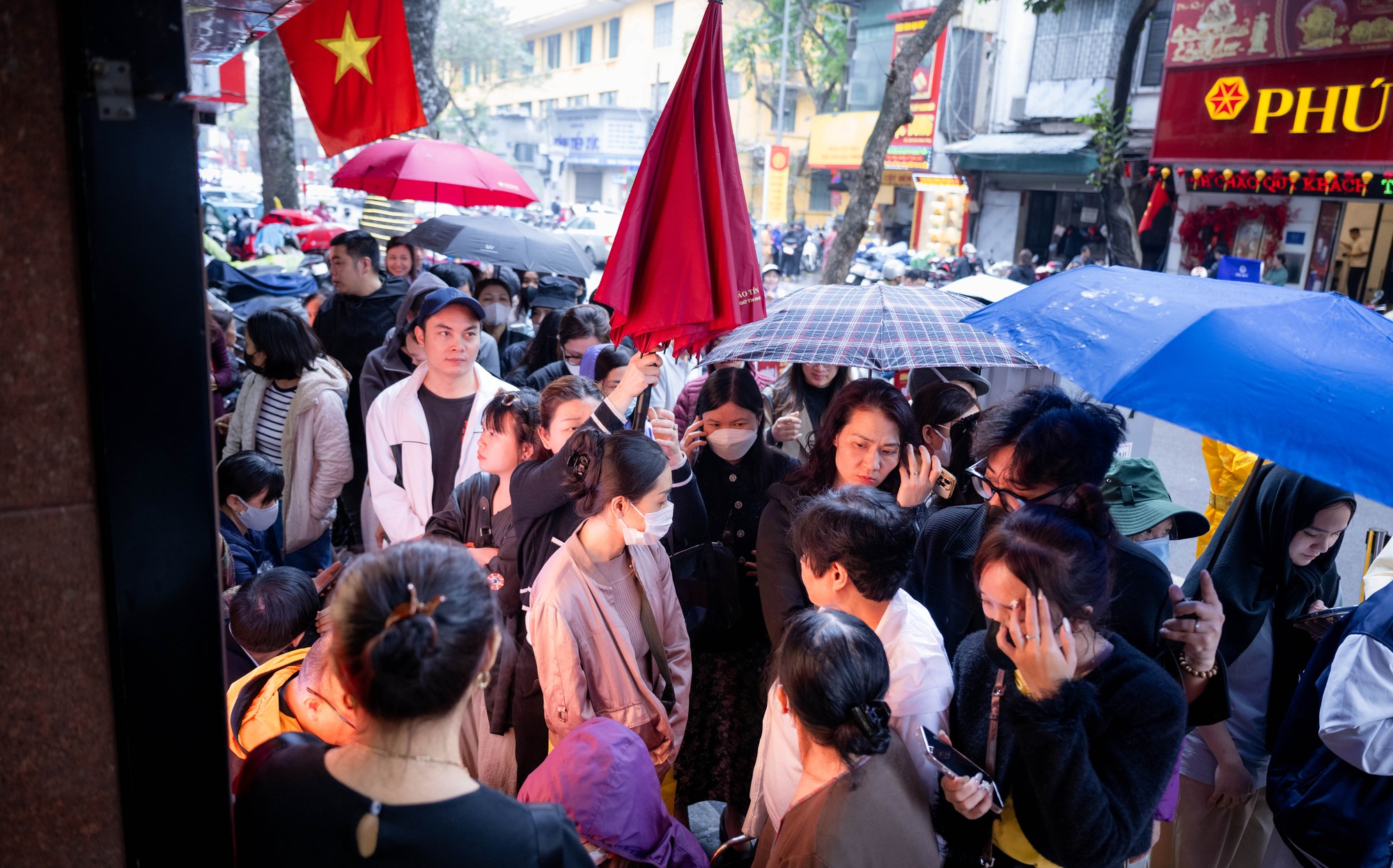 Con phố Hà Nội đông nghẹt chưa từng thấy ngày mùng 8 Tết: Chuyện gì đang xảy ra?- Ảnh 1.