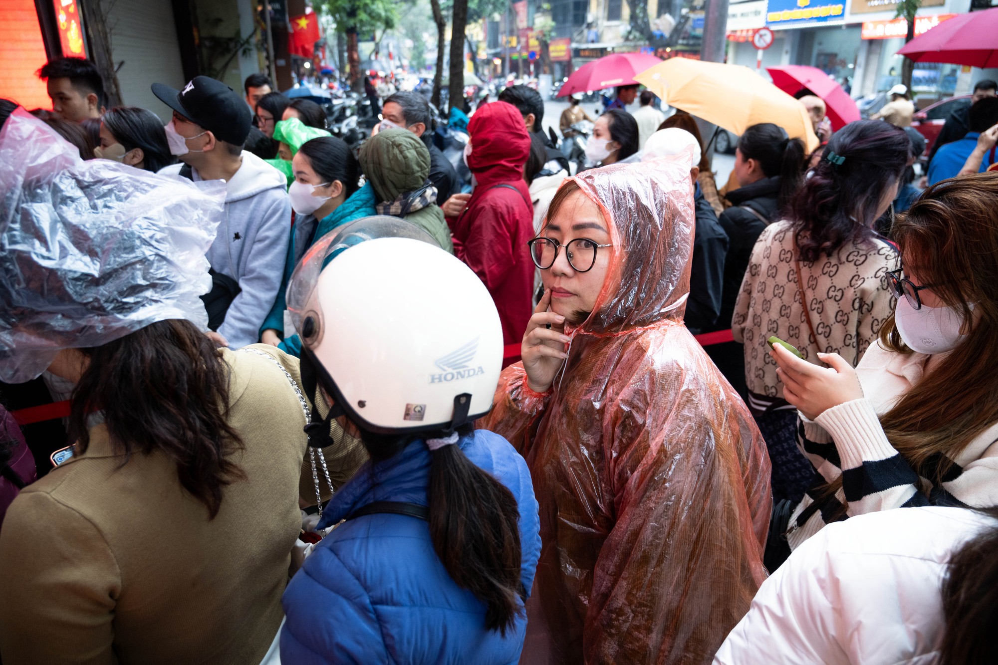 Con phố Hà Nội đông nghẹt chưa từng thấy ngày mùng 8 Tết: Chuyện gì đang xảy ra?- Ảnh 2.