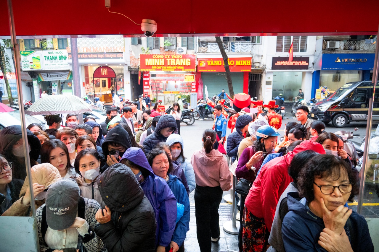 Con phố Hà Nội đông nghẹt chưa từng thấy ngày mùng 8 Tết: Chuyện gì đang xảy ra?- Ảnh 3.