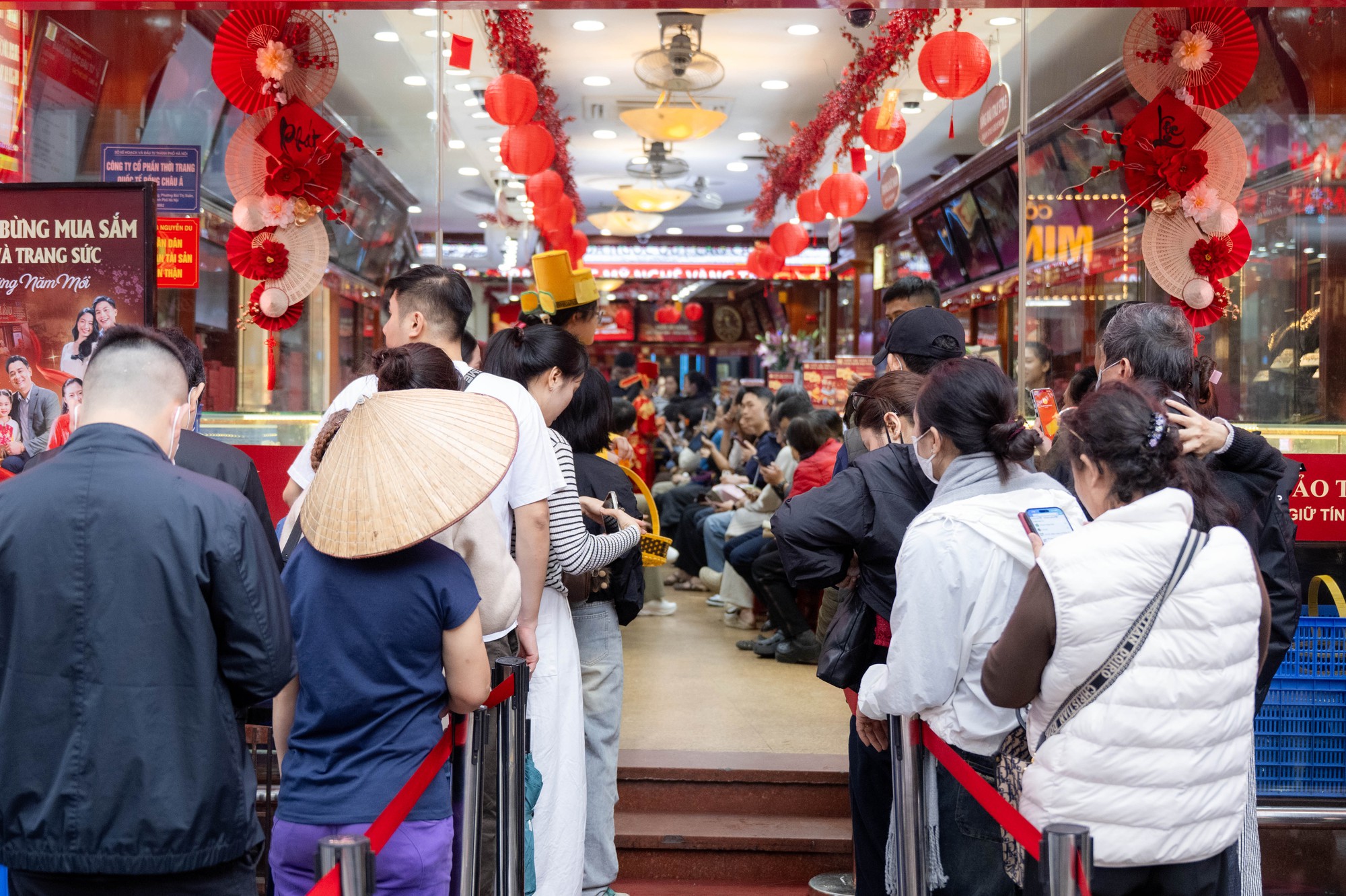 Con phố Hà Nội đông nghẹt chưa từng thấy ngày mùng 8 Tết: Chuyện gì đang xảy ra?- Ảnh 4.