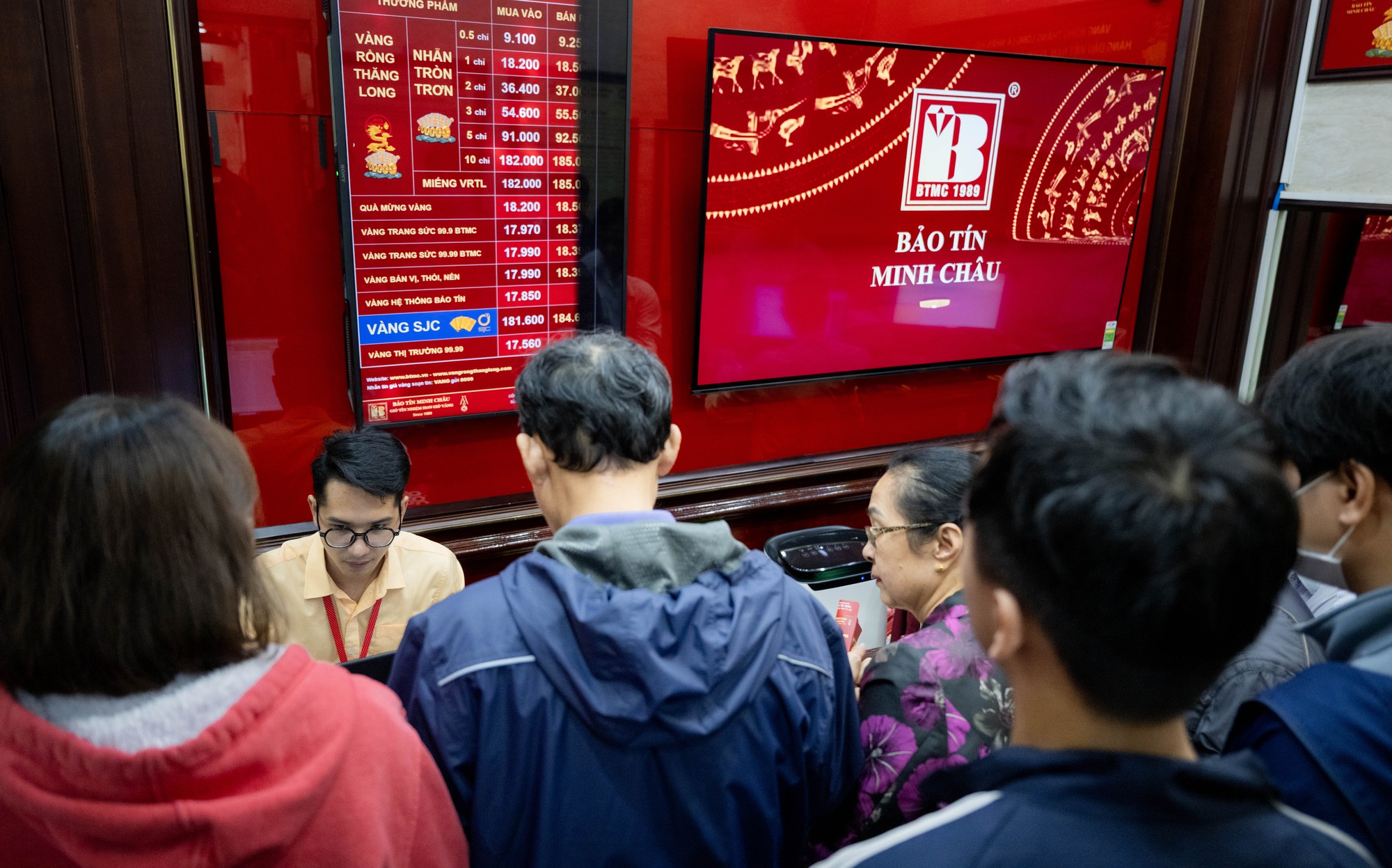 Con phố Hà Nội đông nghẹt chưa từng thấy ngày mùng 8 Tết: Chuyện gì đang xảy ra?- Ảnh 5.