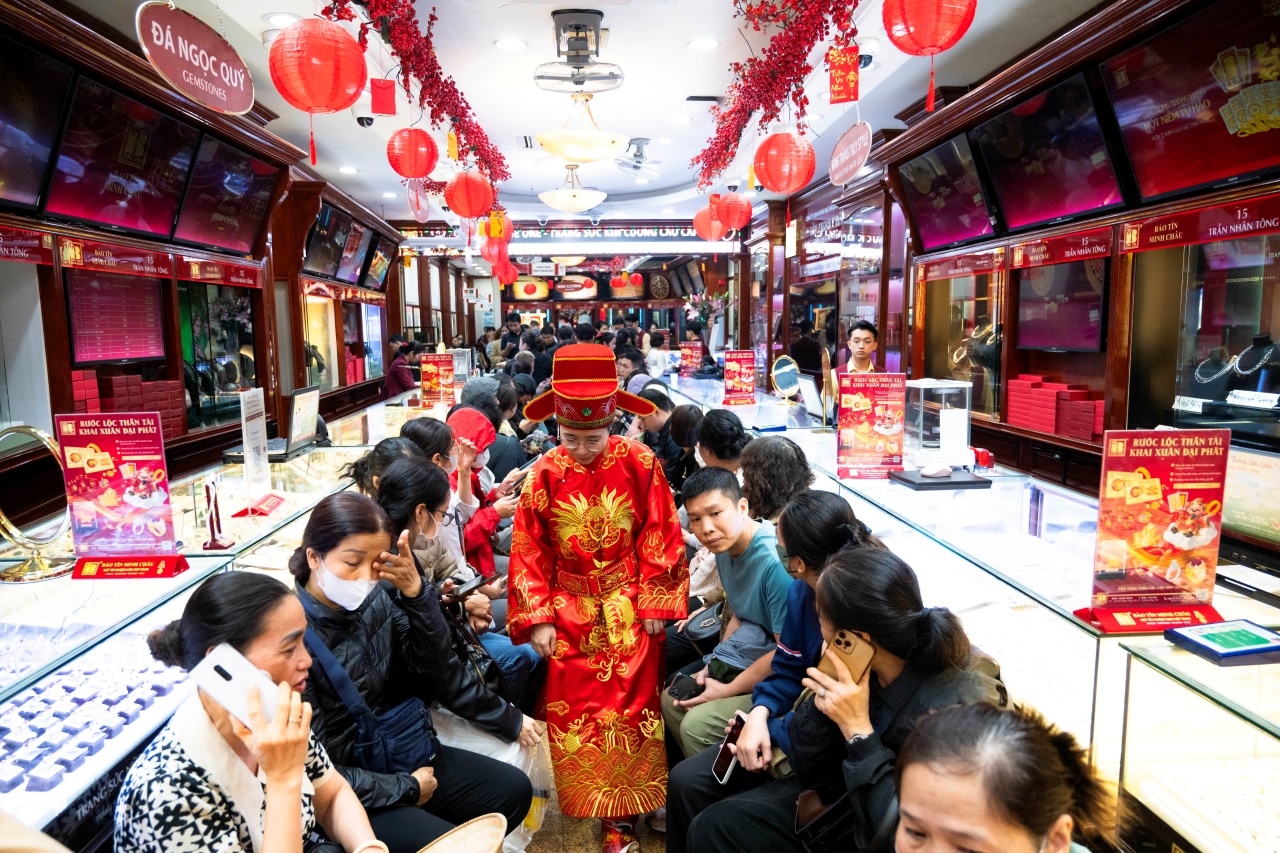 Con phố Hà Nội đông nghẹt chưa từng thấy ngày mùng 8 Tết: Chuyện gì đang xảy ra?- Ảnh 6.