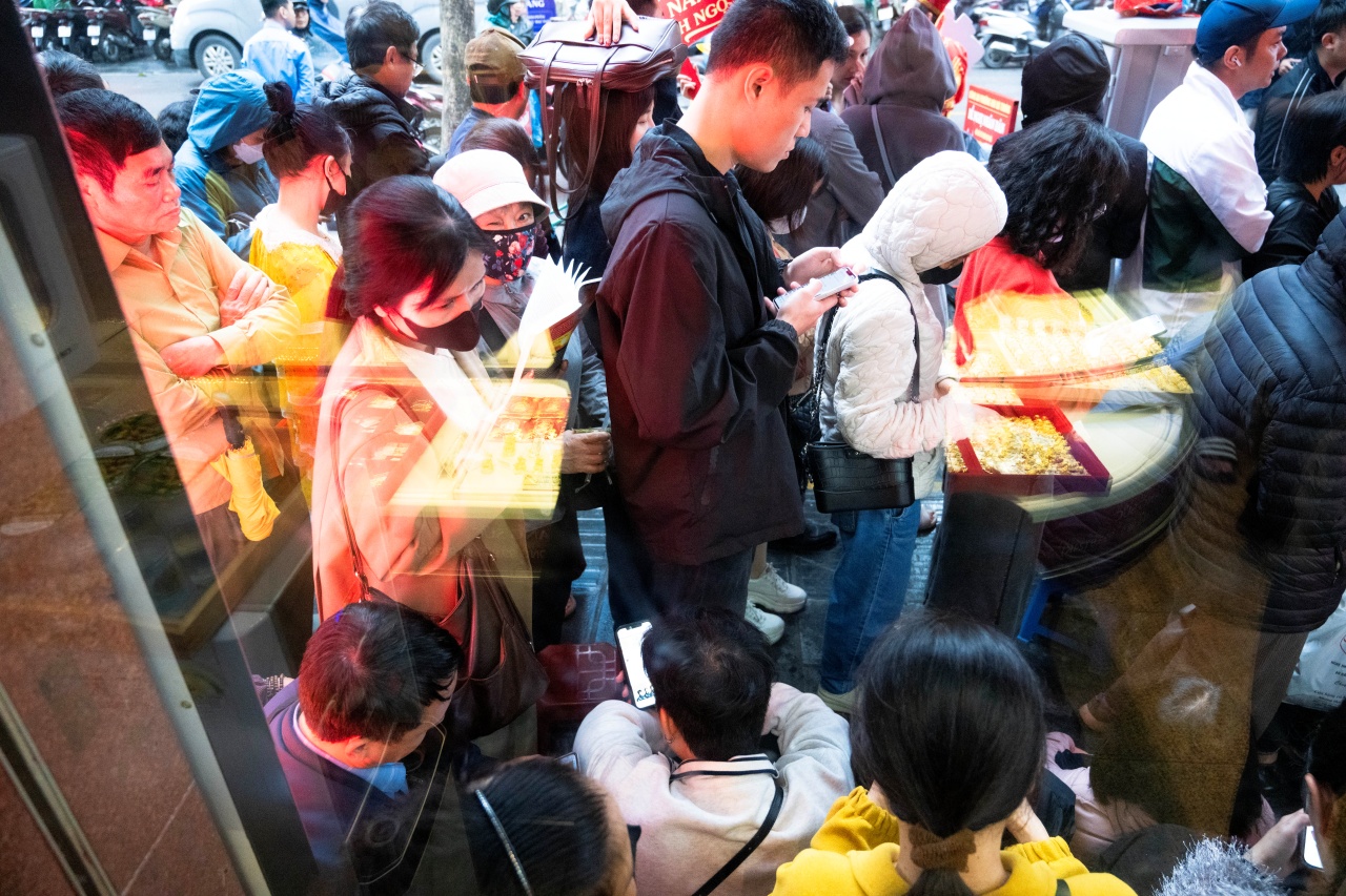 Con phố Hà Nội đông nghẹt chưa từng thấy ngày mùng 8 Tết: Chuyện gì đang xảy ra?- Ảnh 7.