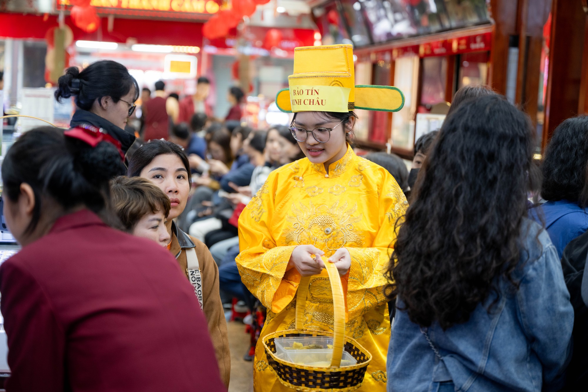 Con phố Hà Nội đông nghẹt chưa từng thấy ngày mùng 8 Tết: Chuyện gì đang xảy ra?- Ảnh 8.