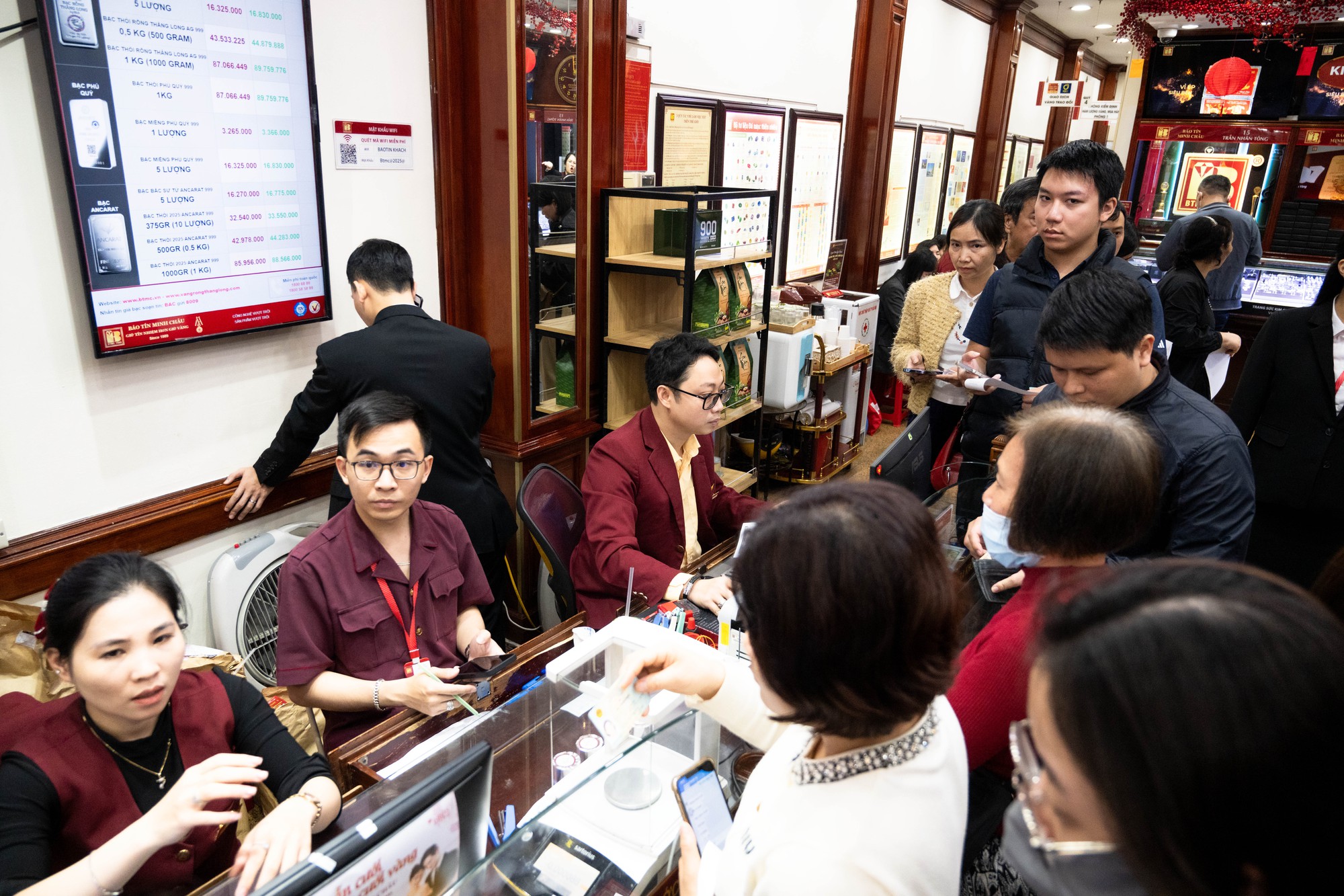 Con phố Hà Nội đông nghẹt chưa từng thấy ngày mùng 8 Tết: Chuyện gì đang xảy ra?- Ảnh 10.