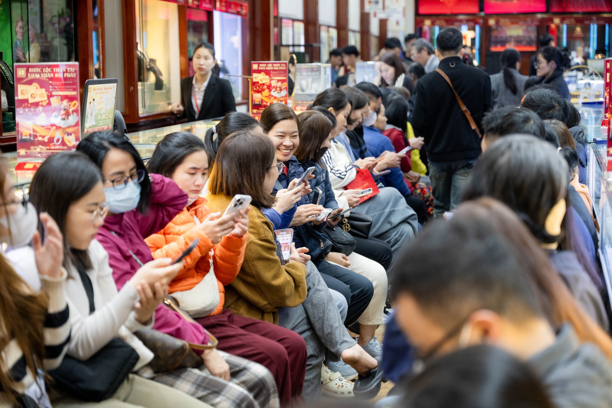 Con phố Hà Nội đông nghẹt chưa từng thấy ngày mùng 8 Tết: Chuyện gì đang xảy ra?- Ảnh 12.