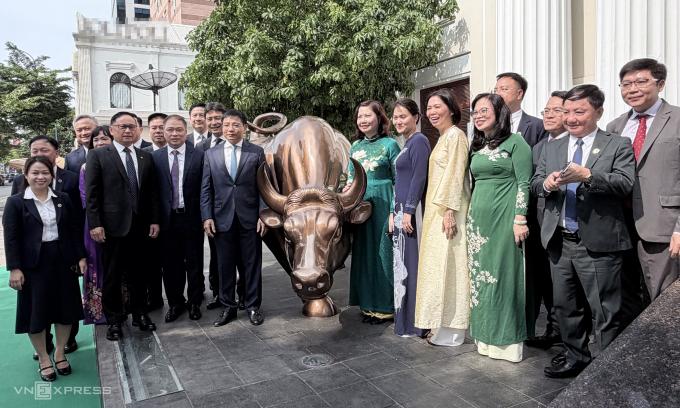 Bộ trưởng Bộ Tài chính Nguyễn Văn Thắng (người mặc áo vest đứng sát bên trái tượng bò tót) cùng các lãnh đạo ngành chứng khoán chụp ảnh lưu niệm với linh vật biểu tượng. Ảnh: Tất Đạt