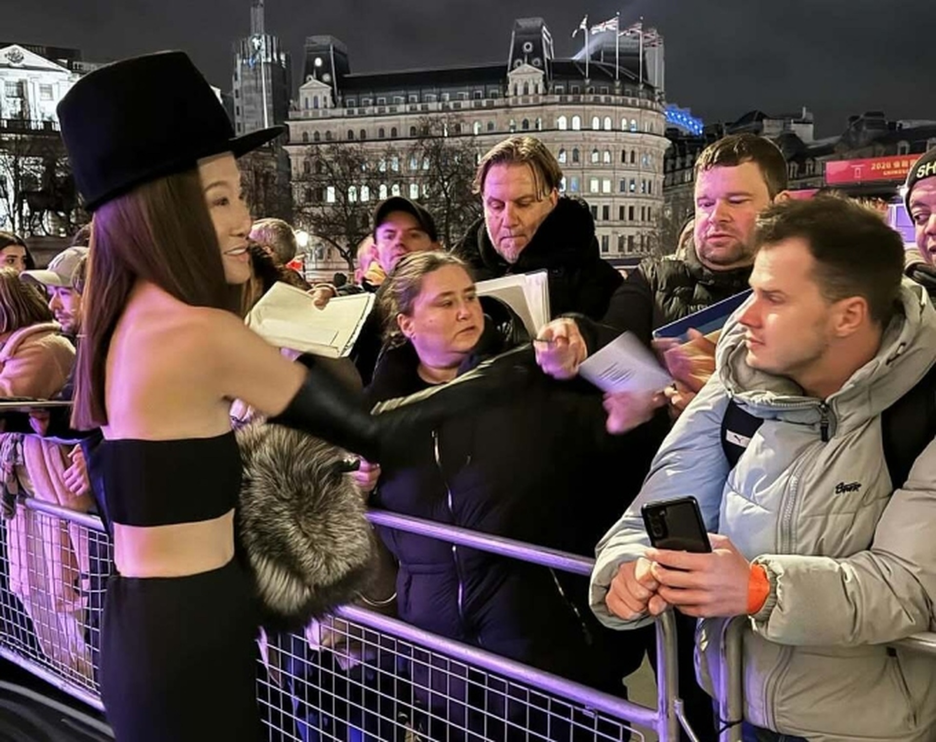 Vòng eo siêu nhỏ và phong cách hở bạo của Vera Wang ở tuổi 77 - 3