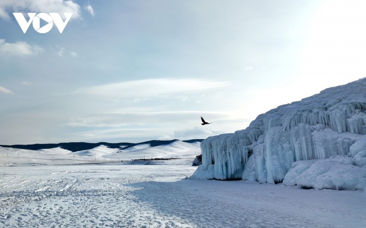 Từ vách đá ven bờ, những dải băng rủ xuống như chuỗi ngọc
