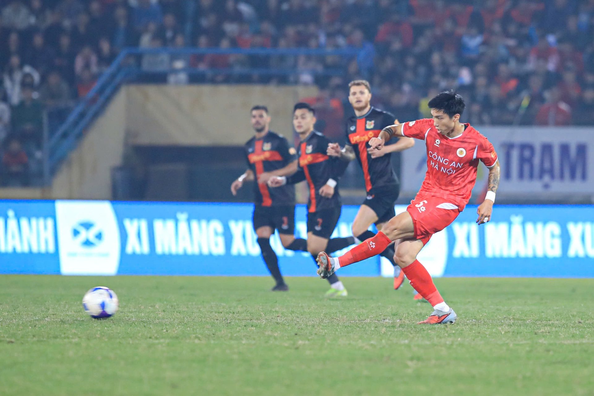 Văn Hậu lập siêu phẩm giúp đội Công an Hà Nội ngược dòng đánh bại CLB Thanh Hóa- Ảnh 3.