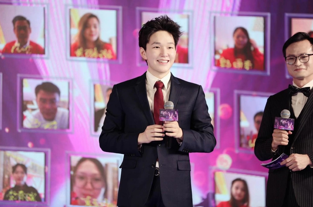 Tỷ phú giàu hơn Donald Trump, CEO Starbucks sau 1 đêm: Thạc sĩ Thanh Hoa, 24 tuổi làm ông chủ tập đoàn dược phẩm lớn nhất châu Á- Ảnh 4.