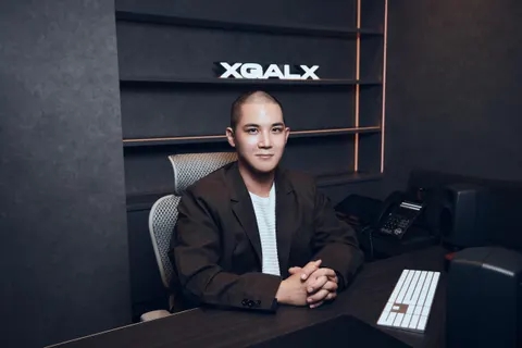 Tổng tài showbiz vừa vướng vòng lao lý: Đứng sau nhóm nữ chất nhất làng nhạc, bị bắt khẩn cấp khi đang lưu diễn- Ảnh 2.