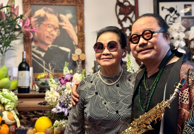 Danh ca Khánh Ly hội ngộ nghệ sĩ saxophone Trần Mạnh Tuấn sáng 24/2 tại nhà Trịnh Công Sơn. Ảnh: Mai Nhật