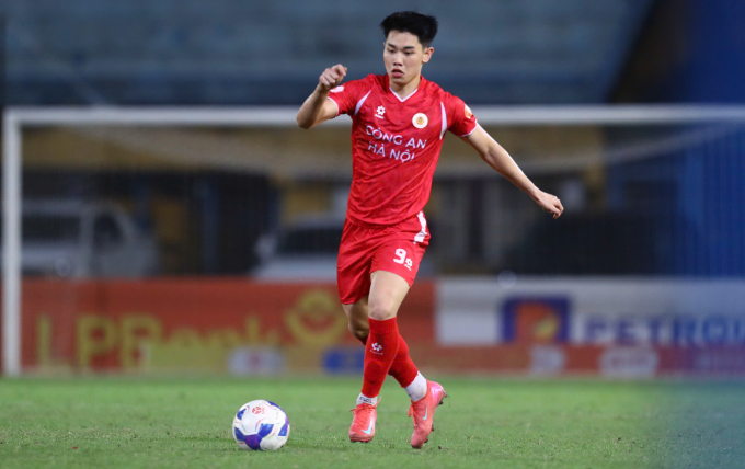 Đình Bắc mắc sai lầm nhưng các đồng đội giúp anh sửa sai để CAHN thắng ngược Thanh Hoá 3-1 ở trận đấu bù vòng 10 V-League 2025-2026 tối 24/2. Ảnh: VPF