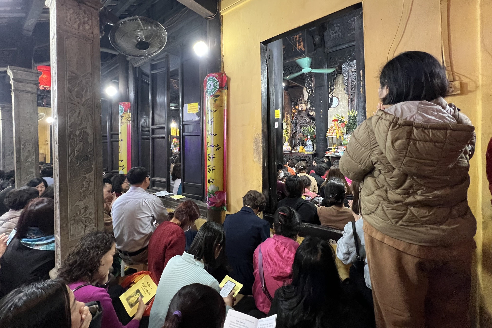 Nghìn người đổ về lễ cầu an tại ngôi chùa nổi tiếng ở Hà Nội, hàng dài phật tử đứng kín cả con ngõ- Ảnh 2. Nghìn người đổ về lễ cầu an tại ngôi chùa nổi tiếng ở Hà Nội, hàng dài phật tử đứng kín cả con ngõ- Ảnh 2.