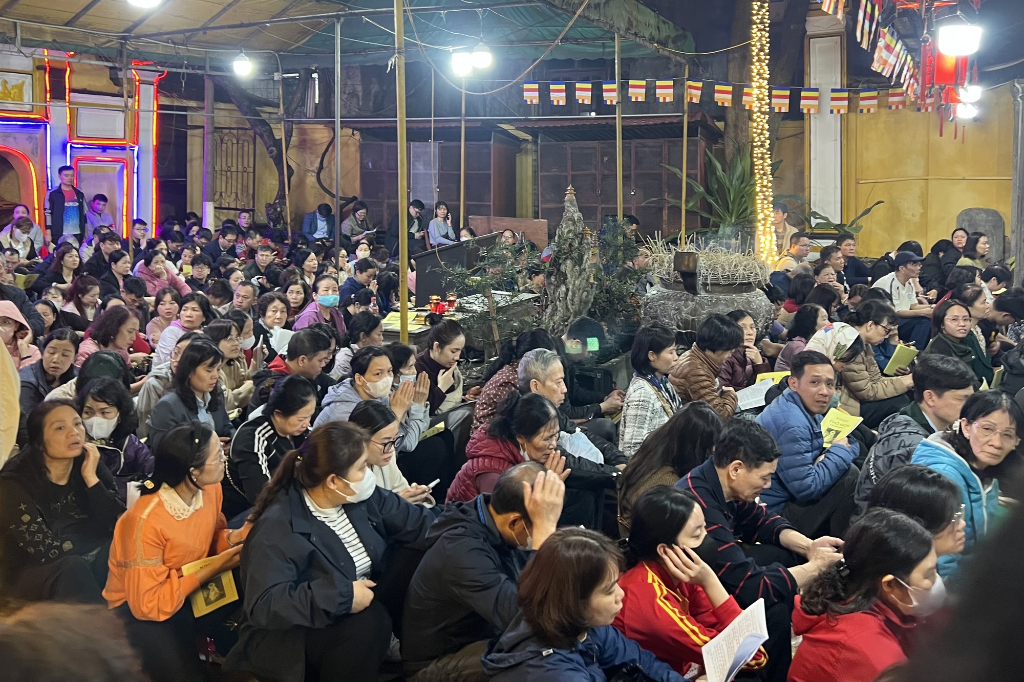 Nghìn người đổ về lễ cầu an tại ngôi chùa nổi tiếng ở Hà Nội, hàng dài phật tử đứng kín cả con ngõ- Ảnh 3. Nghìn người đổ về lễ cầu an tại ngôi chùa nổi tiếng ở Hà Nội, hàng dài phật tử đứng kín cả con ngõ- Ảnh 3.