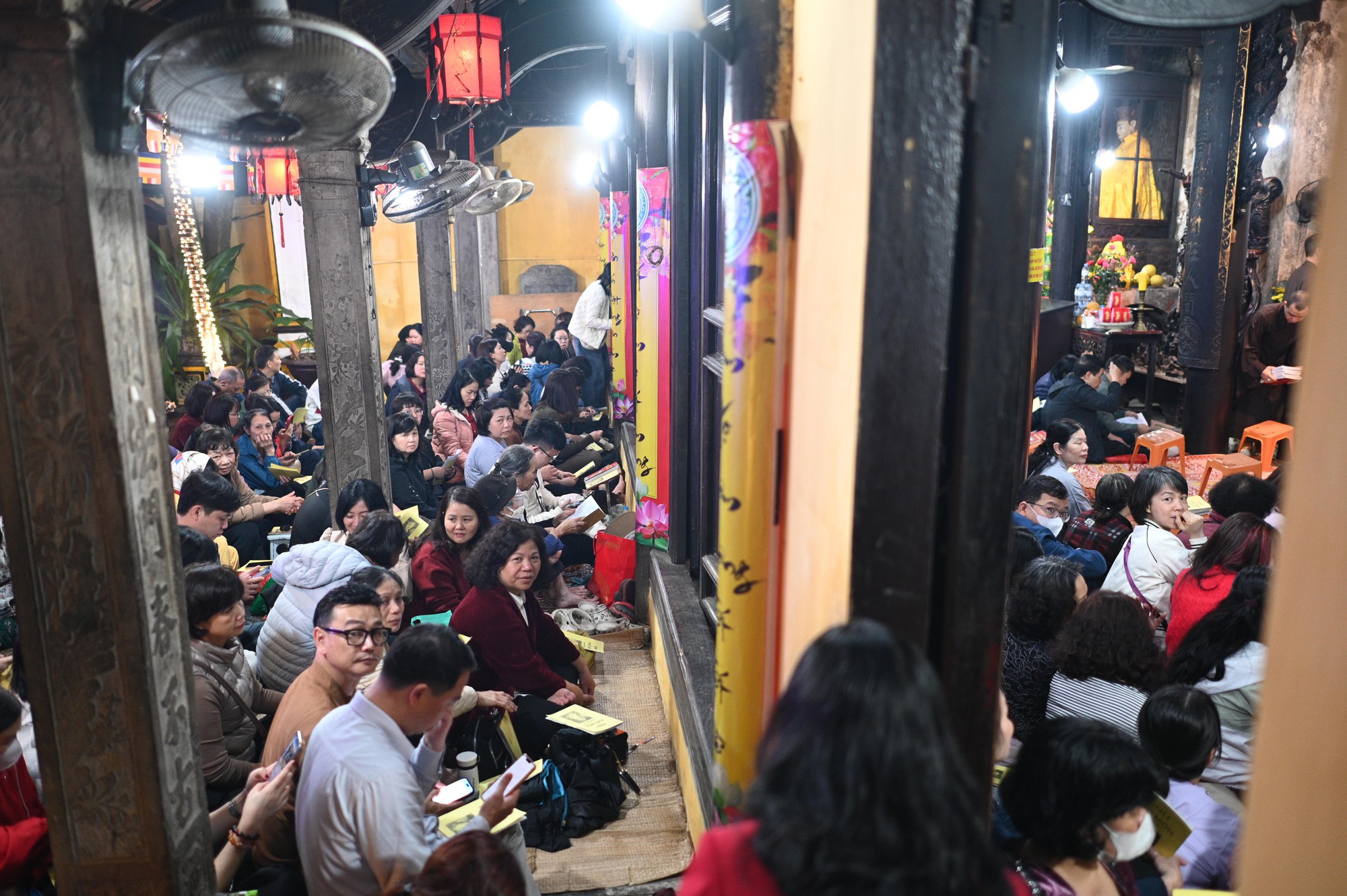 Nghìn người đổ về lễ cầu an tại ngôi chùa nổi tiếng ở Hà Nội, hàng dài phật tử đứng kín cả con ngõ- Ảnh 7. Nghìn người đổ về lễ cầu an tại ngôi chùa nổi tiếng ở Hà Nội, hàng dài phật tử đứng kín cả con ngõ- Ảnh 7.