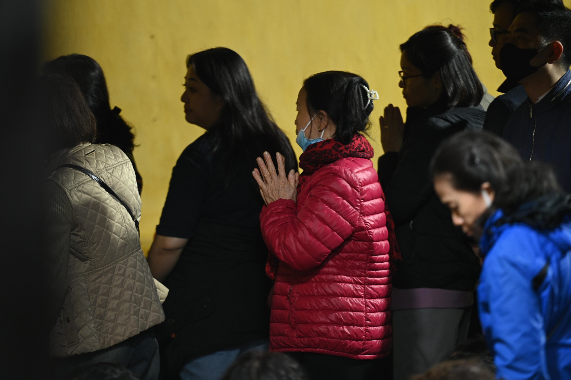 Nghìn người đổ về lễ cầu an tại ngôi chùa nổi tiếng ở Hà Nội, hàng dài phật tử đứng kín cả con ngõ- Ảnh 9. Nghìn người đổ về lễ cầu an tại ngôi chùa nổi tiếng ở Hà Nội, hàng dài phật tử đứng kín cả con ngõ- Ảnh 9.