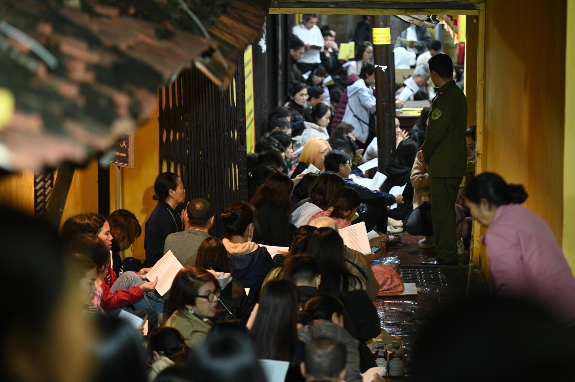 Nghìn người đổ về lễ cầu an tại ngôi chùa nổi tiếng ở Hà Nội, hàng dài phật tử đứng kín cả con ngõ- Ảnh 10. Nghìn người đổ về lễ cầu an tại ngôi chùa nổi tiếng ở Hà Nội, hàng dài phật tử đứng kín cả con ngõ- Ảnh 10.