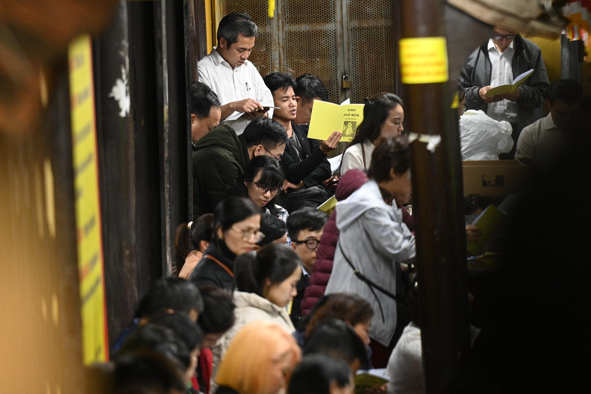 Nghìn người đổ về lễ cầu an tại ngôi chùa nổi tiếng ở Hà Nội, hàng dài phật tử đứng kín cả con ngõ- Ảnh 11. Nghìn người đổ về lễ cầu an tại ngôi chùa nổi tiếng ở Hà Nội, hàng dài phật tử đứng kín cả con ngõ- Ảnh 11.