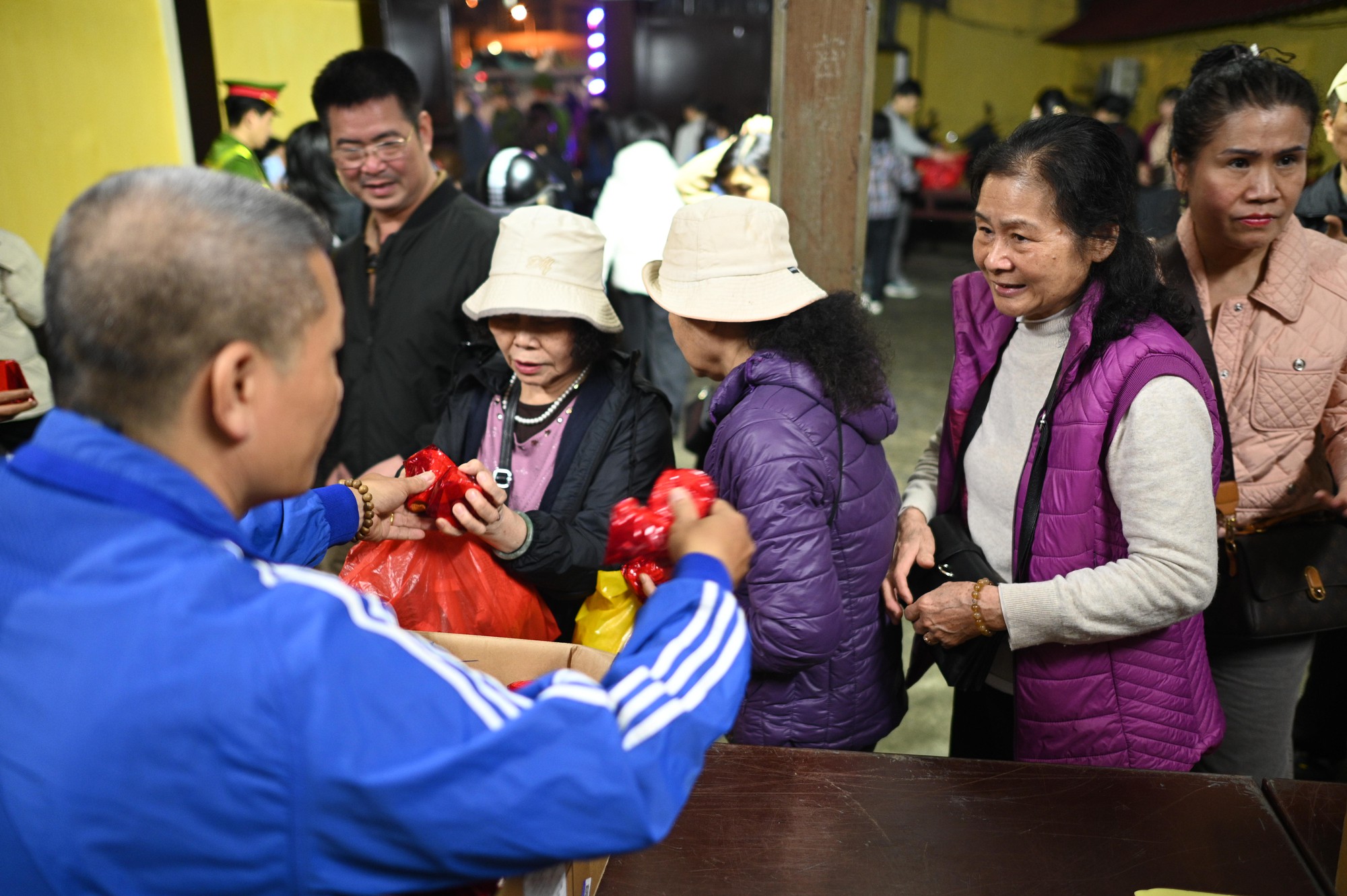 Nghìn người đổ về lễ cầu an tại ngôi chùa nổi tiếng ở Hà Nội, hàng dài phật tử đứng kín cả con ngõ- Ảnh 15. Nghìn người đổ về lễ cầu an tại ngôi chùa nổi tiếng ở Hà Nội, hàng dài phật tử đứng kín cả con ngõ- Ảnh 15.