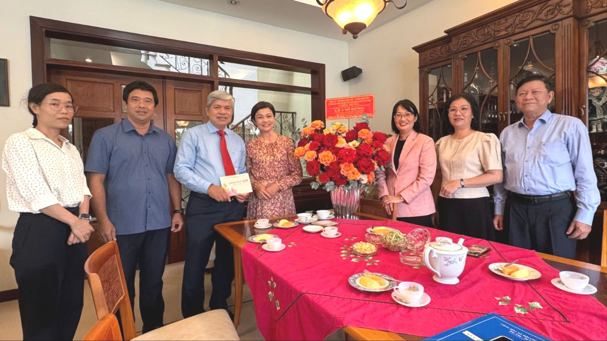 Lãnh đạo TP.HCM thăm, chúc mừng cán bộ y tế lão thành 1 Lãnh đạo TP.HCM thăm, chúc mừng các thầy thuốc tiêu biểu dịp 27-2 - Ảnh 1.