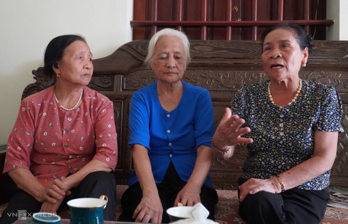 Bà Mợi (bên phải) cùng hai người đồng đội ôn lại ký ức trên trận tuyến Đông Ngàn gần 60 năm trước. Ảnh: Lê Hoàng