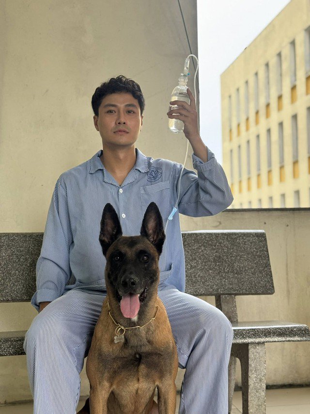 Thanh Sơn và bạn diễn đặc biệt - chú chó Coddy. Ảnh FBNV