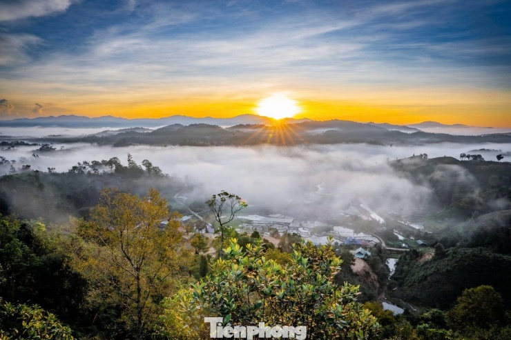 Kỳ thú săn mây ở Măng Đen 3 Trên các điểm cao, từng lớp mây nối nhau trôi lững lờ, phủ kín rừng thông, làng mạc, tạo nên khung cảnh huyền ảo hiếm có.