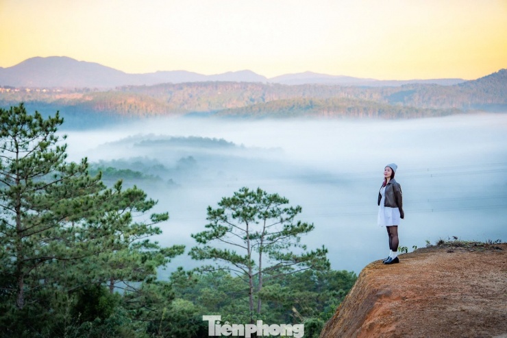 Kỳ thú săn mây ở Măng Đen 9 Chị Nguyễn Thị Tâm (trú TP. Đà Nẵng) chia sẻ, đây là lần đầu chị đến Măng Đen vào đầu năm và bị cuốn hút bởi khung cảnh săn mây buổi sớm.