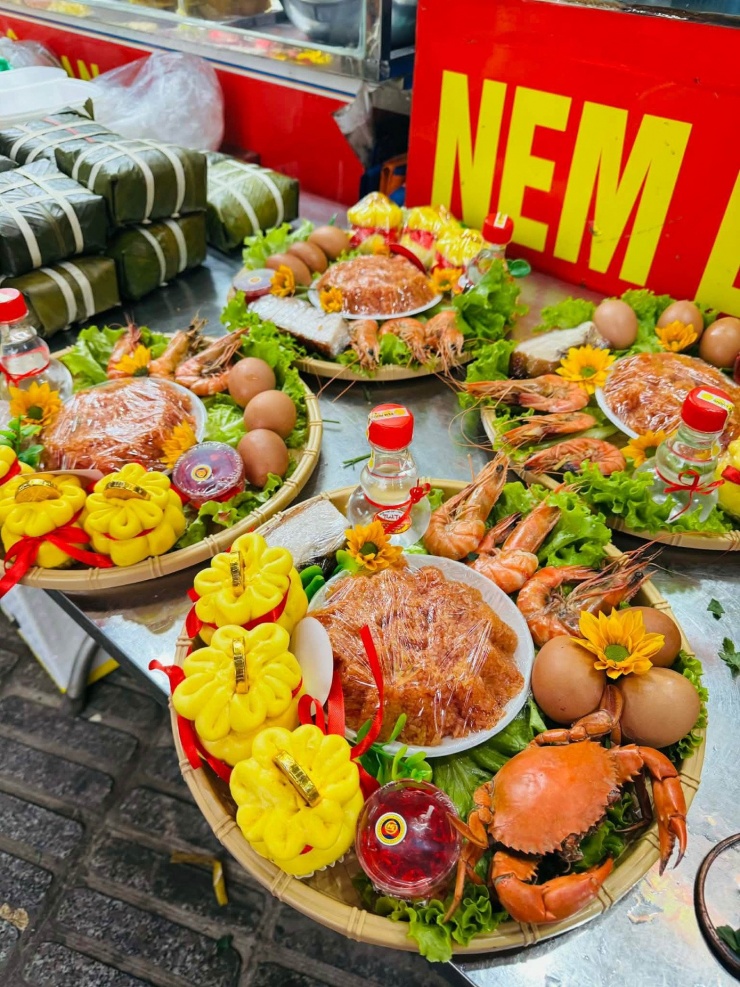 Các set cỗ cúng năm nay khá đa dạng với giá cả dao động từ 250.000 đồng đến tiền triệu.