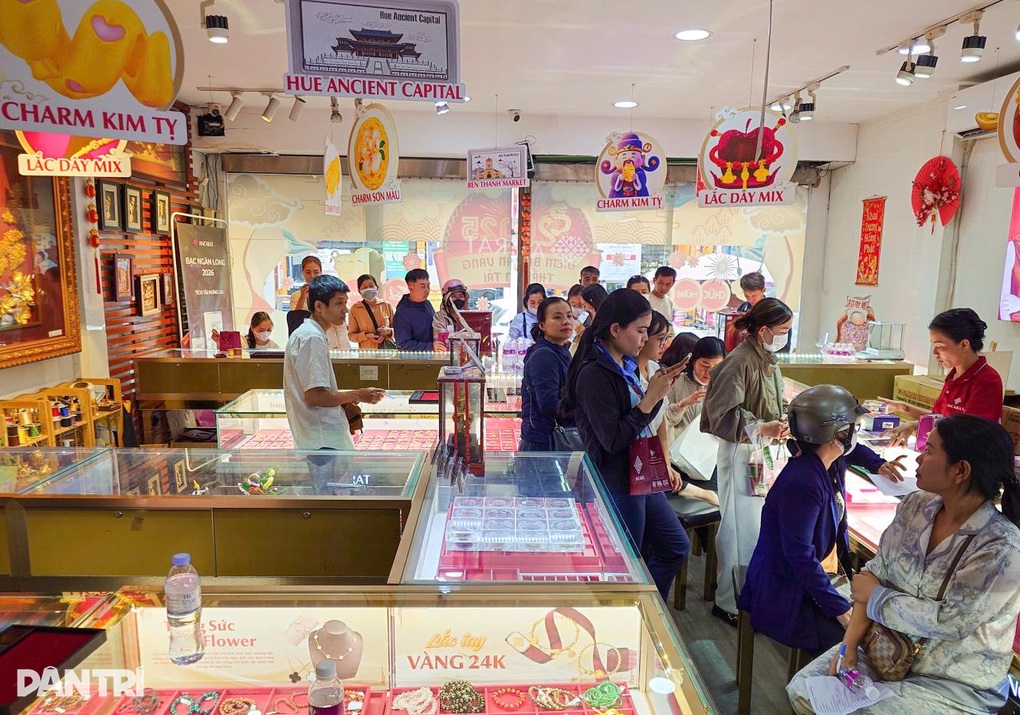 Mua vàng vía Thần Tài vẫn bị “chia suất”, mỗi khách chỉ được mua giới hạn - 2