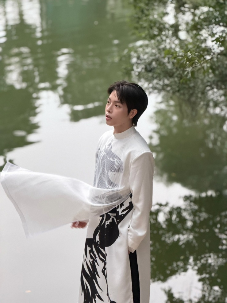 Đức Phúc tạo dáng với áo dài hình ảnh ngựa in trên tà, phủ ngoài là một lớp lưới.