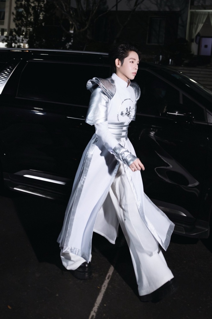 Hình ảnh ngựa thường được thêu nổi trên nền vải lụa hoặc gấm. Họa tiết đặt ở phần ngực hoặc phủ khắp thân nhằm tạo điểm nhấn.