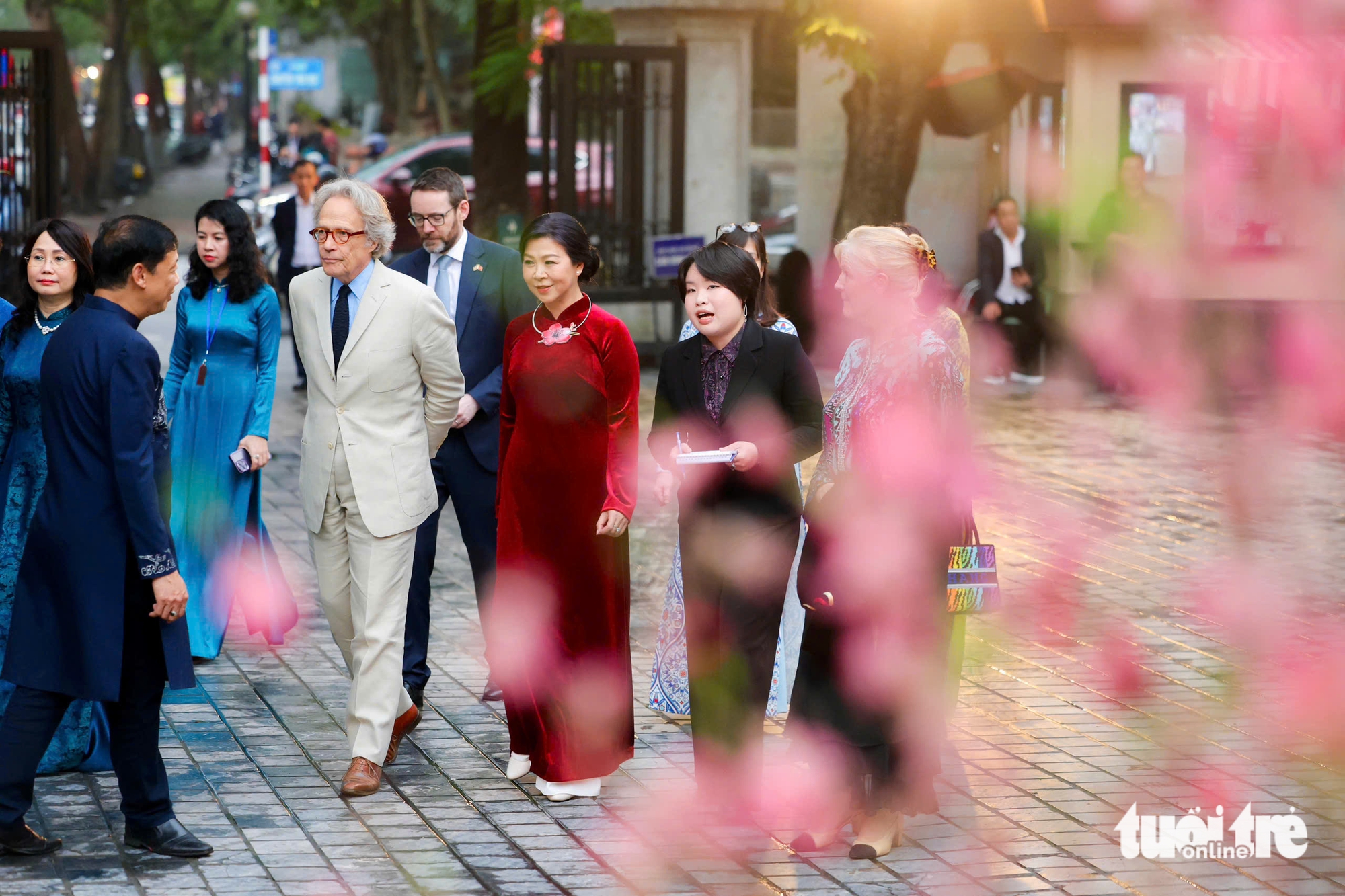 Đưa văn hóa Việt Nam đến gần bạn bè quốc tế 10 Phu nhân Tổng Bí thư Tô Lâm - Ảnh 10.