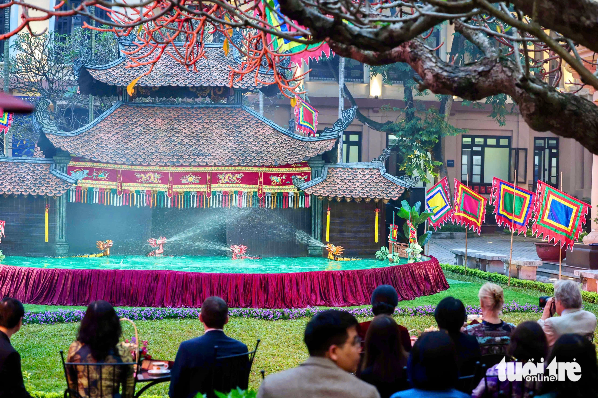 Đưa văn hóa Việt Nam đến gần bạn bè quốc tế 12 Phu nhân Tổng Bí thư Tô Lâm - Ảnh 12.